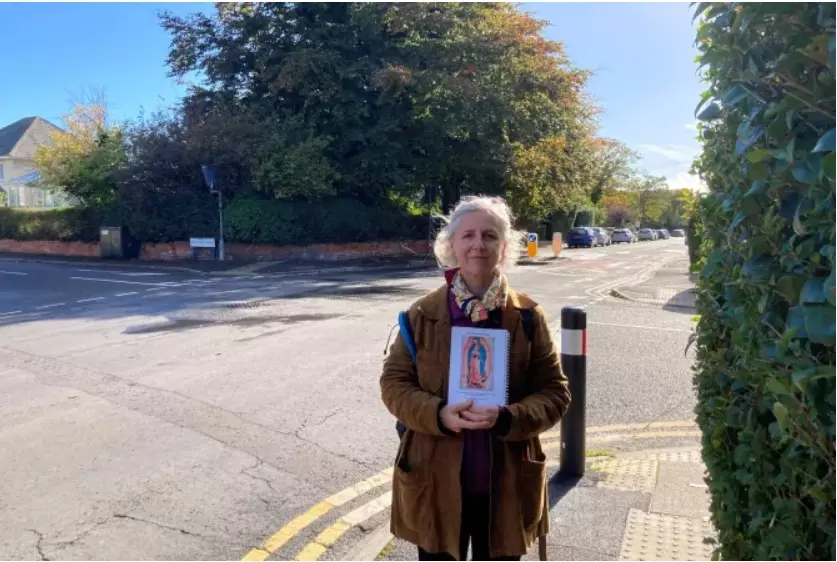 UK woman praying in public asked to ‘move on’ by local authorities